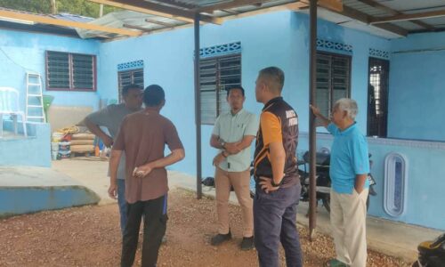 AYER LIMAU DILANDA RIBUT, 77 RUMAH TERJEJAS