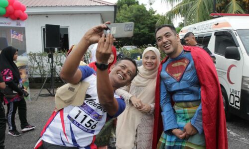 MOTOSIKAL MENANTI PESERTA LARIAN BUDAYA ANTARABANGSA DUYONG KITA