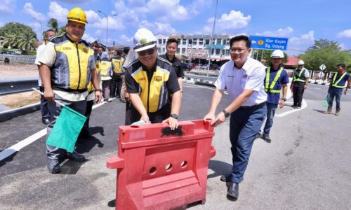 NAIKKAN ARAS JALAN ATASI BANJIR KILAT DI LEBUH AYER KEROH