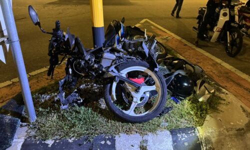 AJAL REMAJA LELAKI, DIREMPUH KERETA LANGGAR LAMPU ISYARAT