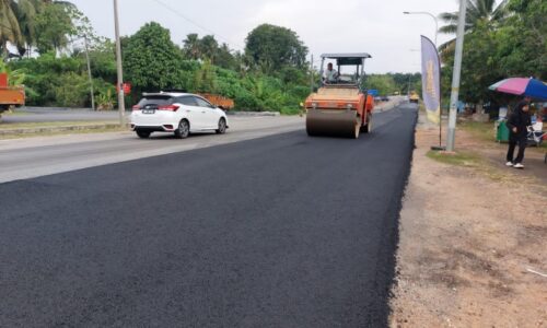 JALAN PINTAS KAMPUNG PADANG KELADI SELESAI DINAIK TARAF