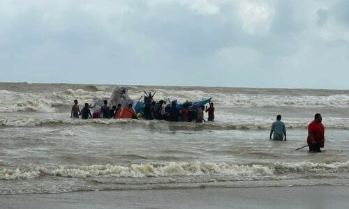 TIGA NELAYAN NYARIS LEMAS BOT TERBALIK DI PANTAI BACHOK