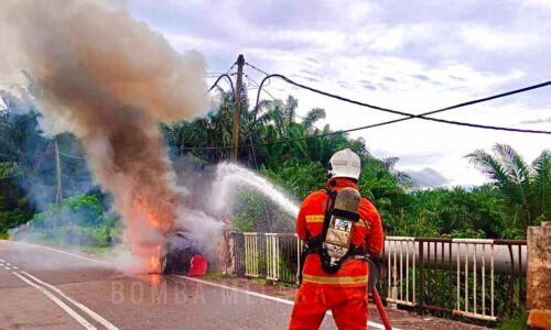 PEMANDU, DUA PENUMPANG RENTUNG KERETA REMPUH TEMBOK JAMBATAN