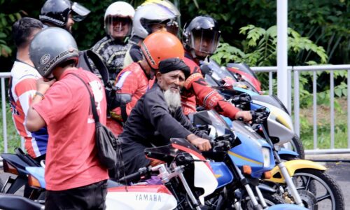 RXZ MEMBERS: PAKSU TOMOI PESAN ‘JAGA SOLAT’