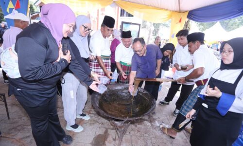 SEEKOR LEMBU ‘DITUMBANGKAN’, TOK SIDANG ‘MEREWANG’ UNTUK KENDURI RAKYAT