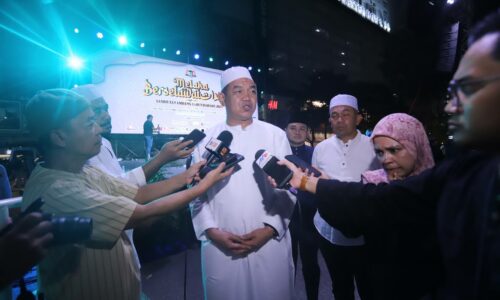 MELAKA BERSELAWAT TERIMA SAMBUTAN LUAR JANGKAAN