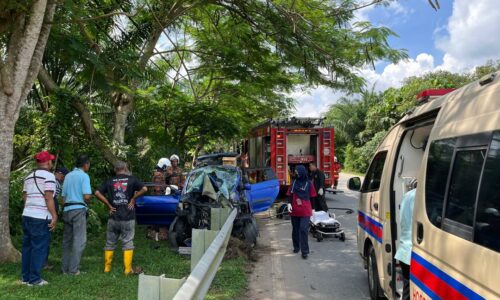 WANITA NYARIS MAUT, KERETA TERBABAS REMPUH BESI PEMBAHAGI JALAN