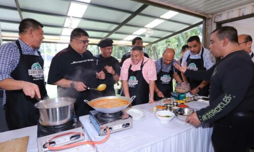 KETUA MENTERI, KETUA POLIS NEGARA TUNJUK BAKAT MEMASAK