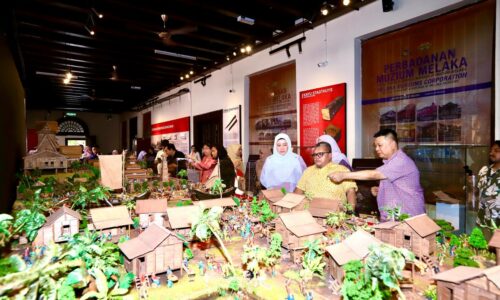 SENI MINIATUR PAPAR KEHIDUPAN KOTA MELAKA ABAD KE-15