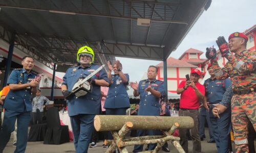 MELAKA SUMBANG RM30,000 KEPADA TABUNG KEBAJIKAN BOMBA NEGERI