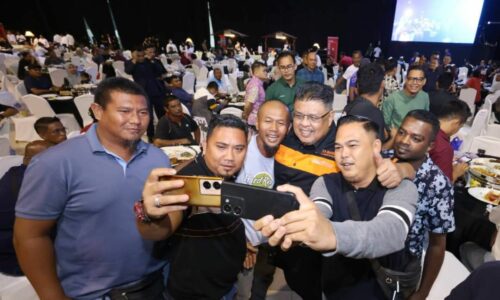 PEKERJA PEMBERSIHAN MELAKA UCAP TERIMA KASIH KETUA MENTERI