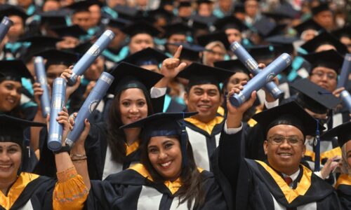 OUM TERAJU BIDANG PENDIDIKAN DALAM TALIAN