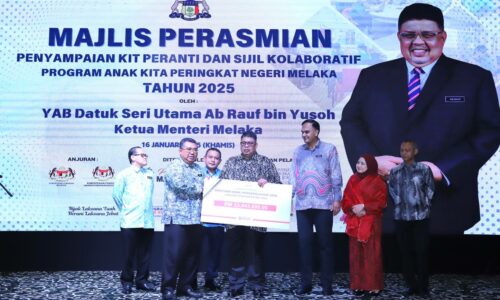 LEBIH 153,000 MURID, PELAJAR DI MELAKA TERIMA BANTUAN AWAL PERSEKOLAHAN 2025 – KM