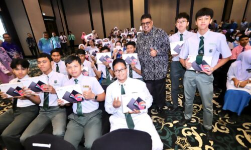 713 PELAJAR MELAKA DAPAT TABLET PERCUMA