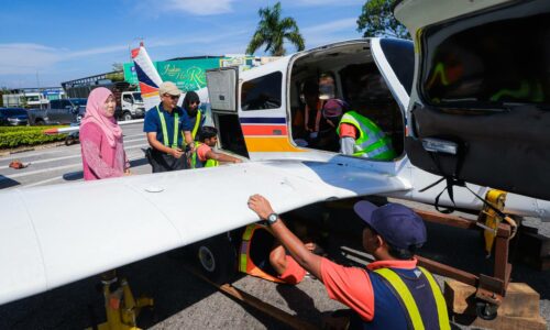 KAPAL TERBANG TENGAH BULATAN JADI TARIKAN BAHARU