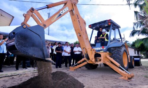 RM5.7 JUTA BANTU SK KAMPONG TENGAH KELUAR DARI ‘KEPOMPONG’ DAIF