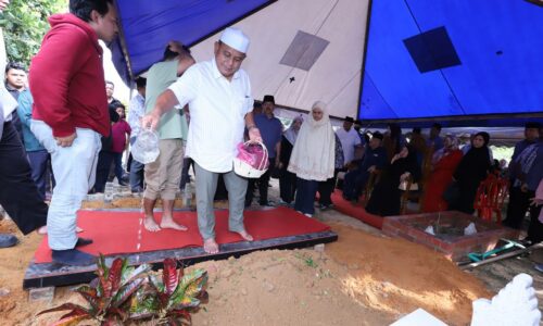 JENAZAH ISTERI SUK MELAKA SELAMAT DIKEBUMIKAN DI LENDU DALAM