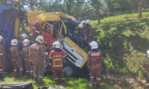 PEMANDU LORI PARAH, DUA CEDERA DALAM NAHAS DI KM 178.5