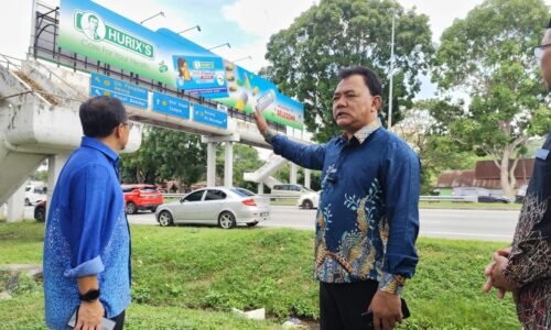 MELAKA BURU PIHAK GANTUNG KAIN RENTANG AJARAN SESAT