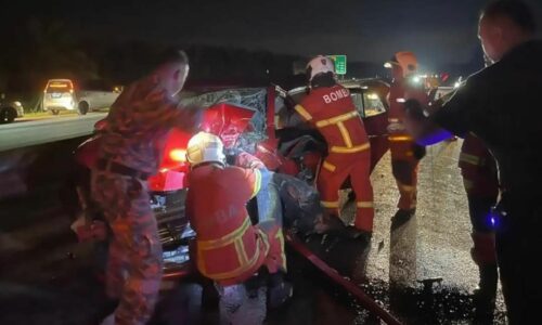 EMPAT CEDERA DALAM KEMALANGAN TIGA KERETA LANGGAR TAYAR LORI TERCABUT DI SITIAWAN