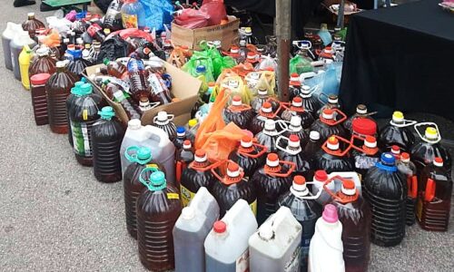 ORANG JASIN KUMPUL LEBIH 3,000 KILOGRAM BARANG TERPAKAI