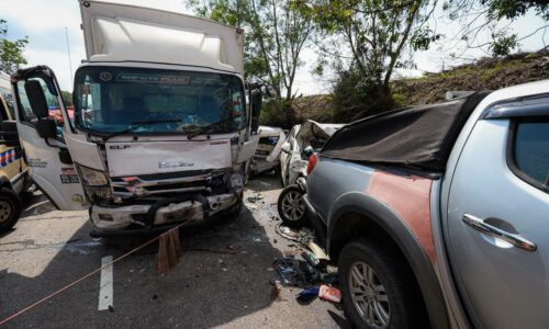 SEMBILAN CEDERA, KEMALANGAN BABIT LAPAN KENDERAAN