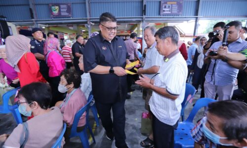 175 MASYARAKAT TIONGHOA TERIMA ANGPAU