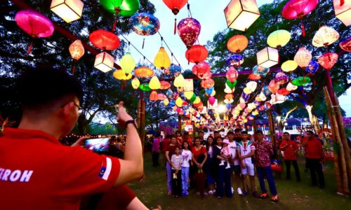 HIASAN TAHUN BAHARU CINA GAMIT KUNJUNGAN ORANG RAMAI