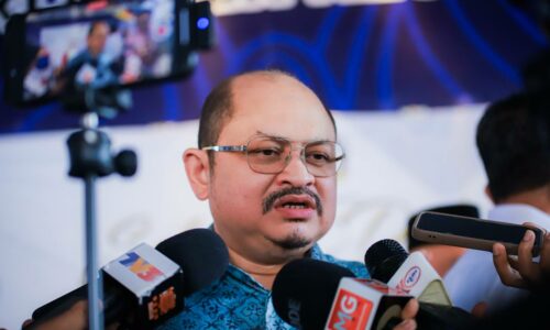 TIGA PPD MELAKA TERIMA SUMBANGAN RM30,000 DARIPADA PERDANA MENTERI