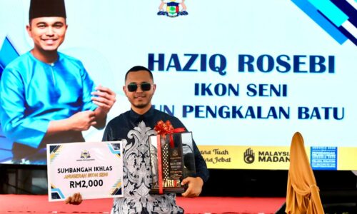 HAZIQ ROSEBI DIANGKAT IKON SENI PENGKALAN BATU