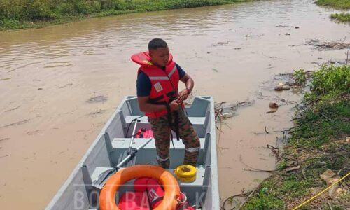 BOT TERBALIK: TIGA SELAMAT, SEORANG DIKHUATIRI LEMAS 