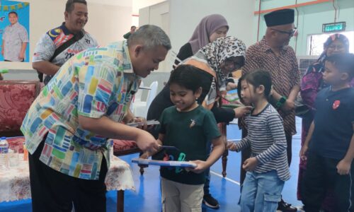 220 ANAK-ANAK PARLIMEN TANGGA BATU LEBIH BERSEMANGAT KEMBALI KE SEKOLAH