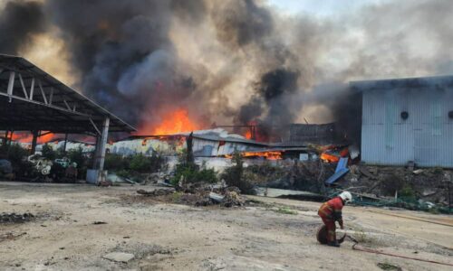 KILANG PENGUMPULAN SISA ELEKTRONIK, BATERI EV DI BUKIT RAMBAI TERBAKAR