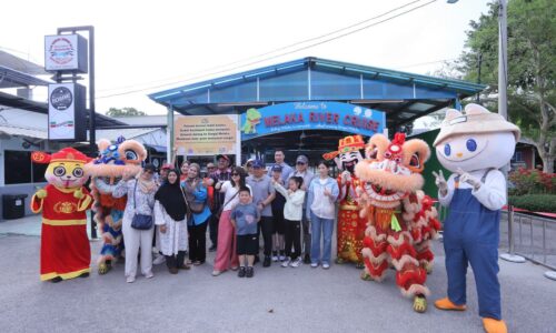 TARIAN SINGA, ANGPAU DAN BUAH LIMAU ‘SAMBUT’ PENGUNJUNG DI JETI TAMAN REMPAH