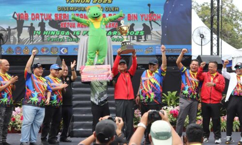 TENTERA DARAT JUARA KESELURUHAN SUKAN ANTARA BADAN BERUNIFORM PIALA KETUA MENTERI MELAKA