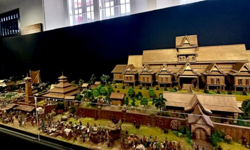 PAMERAN UNIK GAYA MINIATUR TARIK MINAT PENGUNJUNG