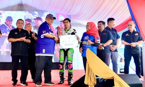 ANAK PENGKALAN BATU HEBAT DI LITAR TERIMA ANUGERAH IKON SUKAN