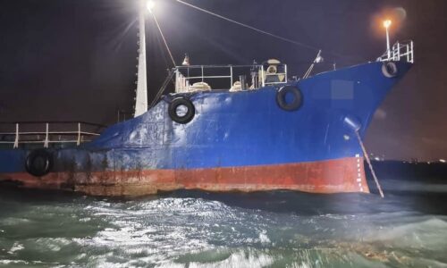 KAPAL TANGKI DITAHAN, BERSAUH TANPA KEBENARAN