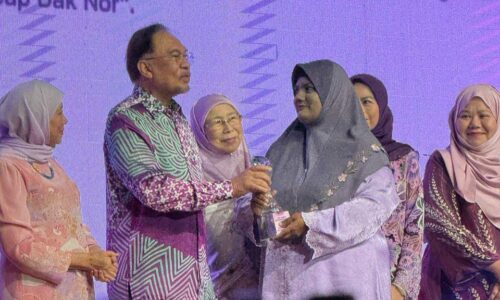 ‘DAK NOR’ TERIMA ANUGERAH KASIH WANITA CEKAL