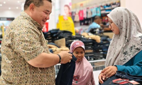 15 TAHUN TAK PERNAH LUPA BELANJA BAJU RAYA