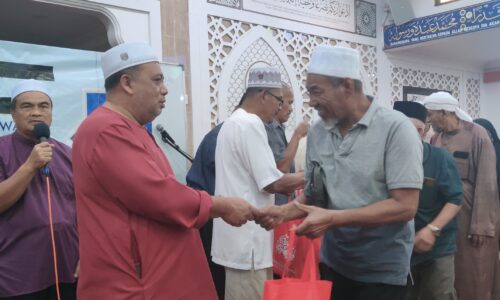 170 PEGAWAI SYARAK DUN AYER LIMAU TERIMA SUMBANGAN RAMADAN