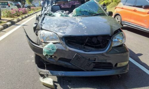 PEGAWAI IMIGRESEN MAUT, KERETA REMPUH BELAKANG LORI