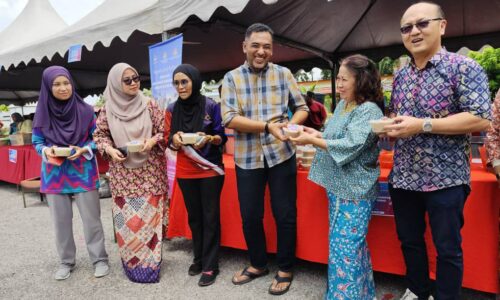 AHLI KRT BERGOTONG-ROYONG SIAPKAN BUBUR LAMBUK