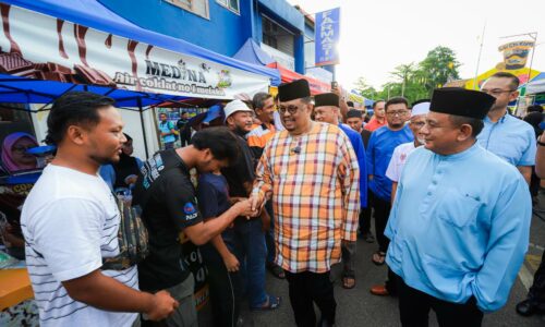 KETUA MENTERI SINGGAH BAZAR RAMADAN ALOR GAJAH