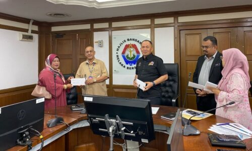 TUJUH PENIAGA DI KLEBANG TERIMA GERAI BAHARU