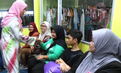 CHARITY OUTLET MELAKA MALL SEDIA BAJU PERCUMA