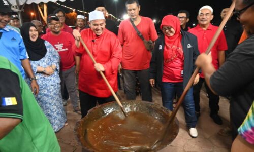 ‘PERANG’ DODOL PANTAI KUNDOR