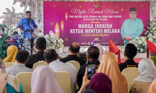 MELAKA TAWAR DIRI JADI TUAN RUMAH MESYUARAT MAJLIS RAJA-RAJA